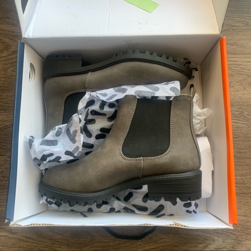 NWT DLG brown ankle boots women’s chunky sole casual size 6